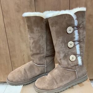 NIB New Women’s UGG Bailey Triple Button Chestnut Sheepskin Boots Size 9